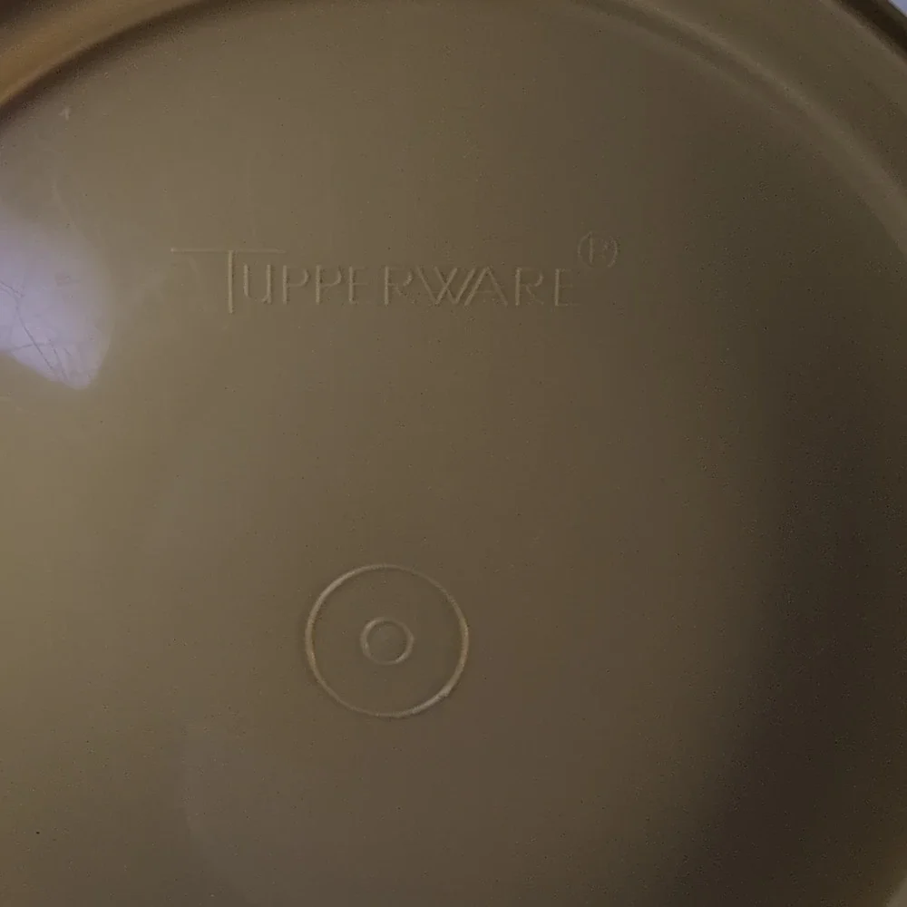 Tupperware Round Cake Carrier Beige Yellow Plastic With Lid Handle